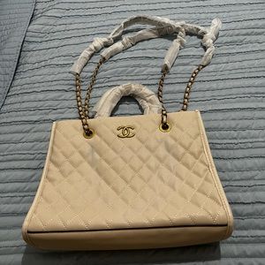 Very elegant handbag great for all occasions.